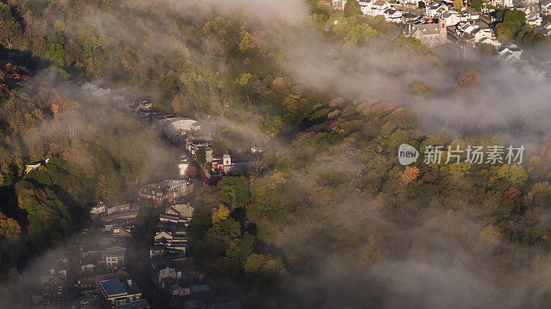 五彩缤纷的秋日里，波科诺山脉的清晨阳光明媚，低云笼罩着历史小镇吉姆·索普(Jim Thorpe)。